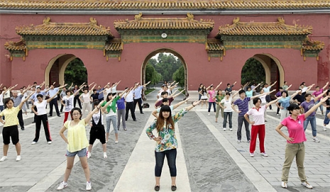 China Dancing (via <a href="http://www.latimes.com/health/la-fg-china-exercise-20100901,0,1610710.story">latimes</a>)